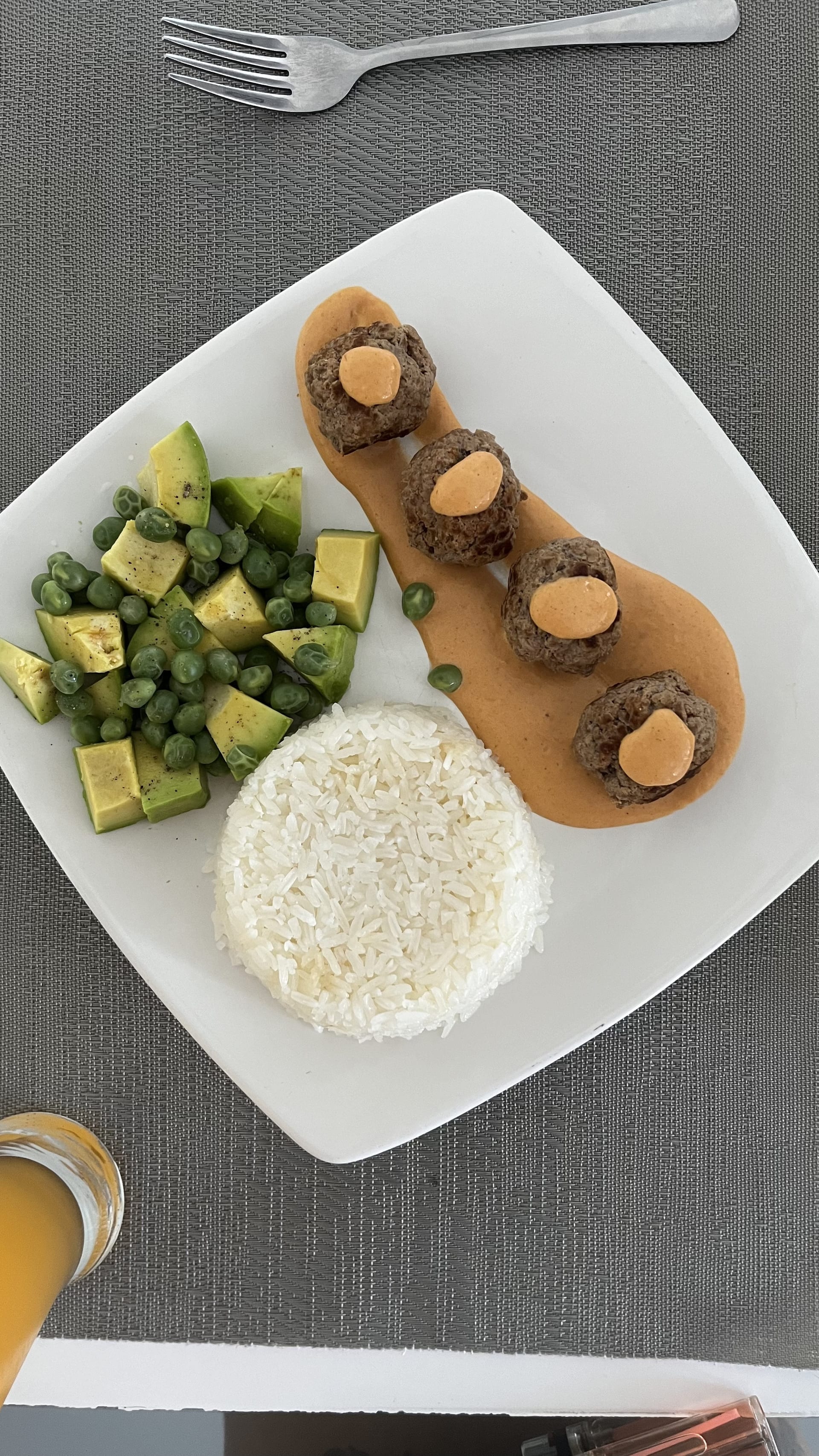 Albóndigas en salsa pastor, ensalada verde y arroz con limonaria