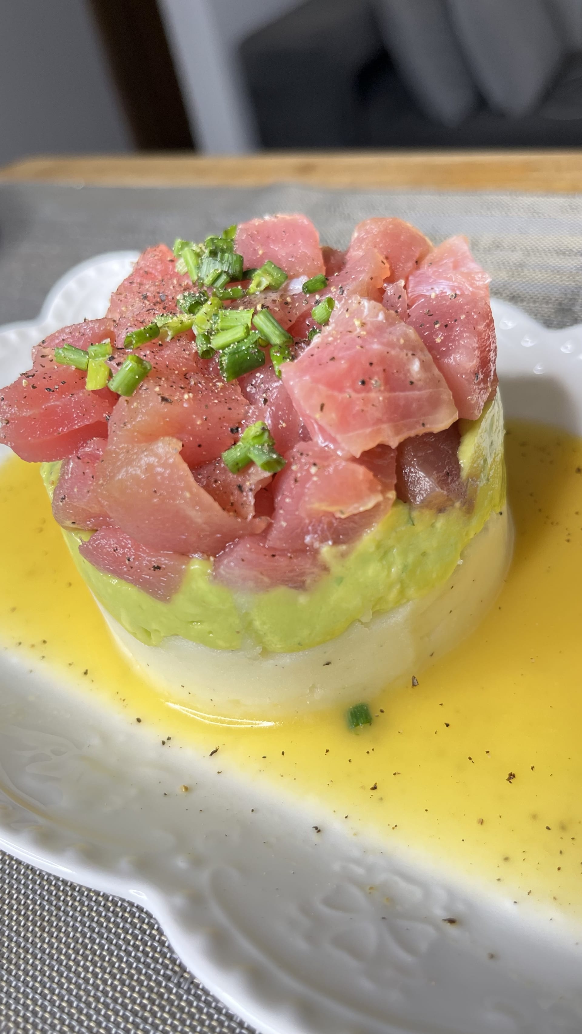 Causa de atún con aguacate preparada por Raíz C&C