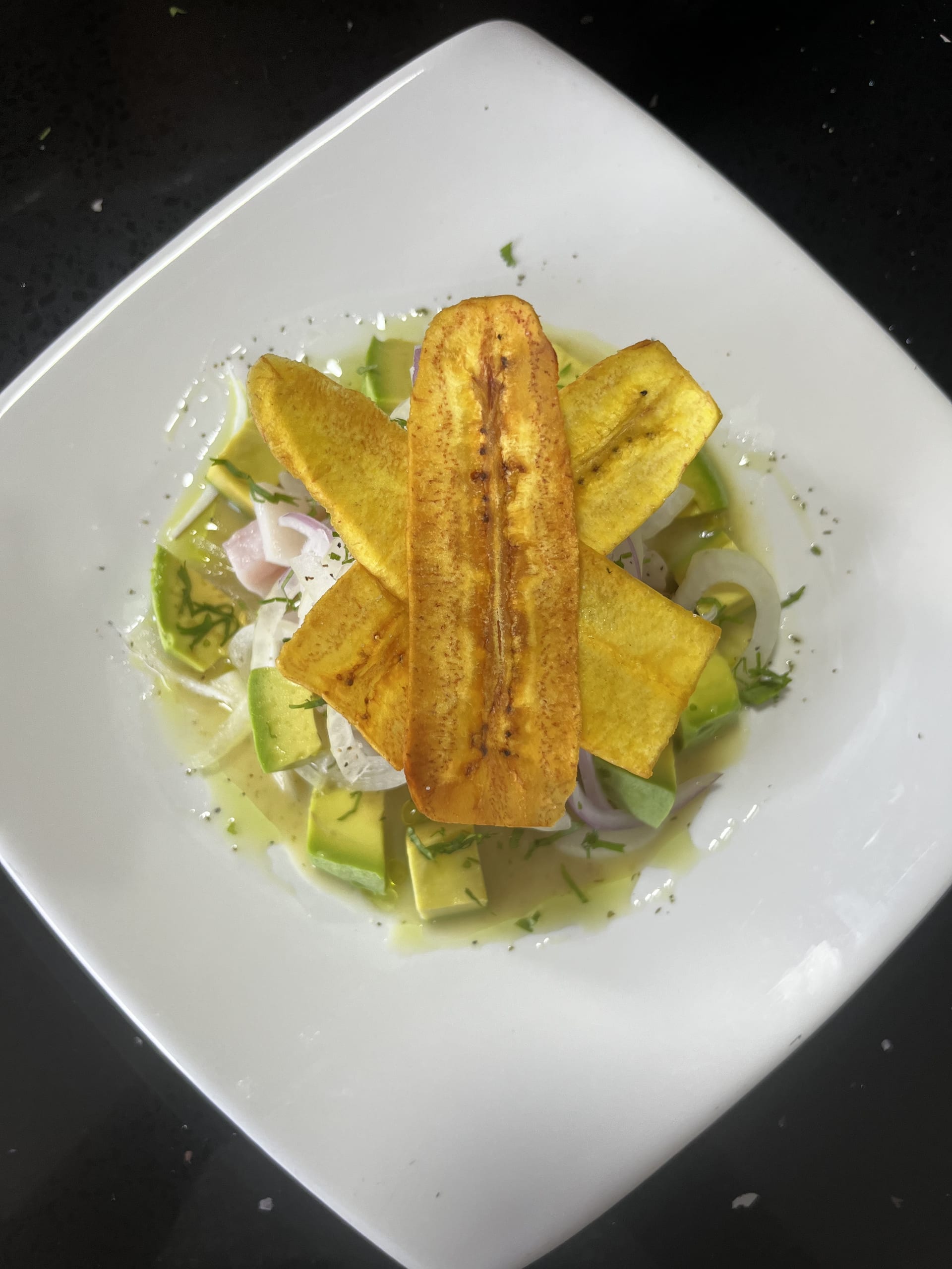 Ceviche de pesca blanca con chips de plátano verde