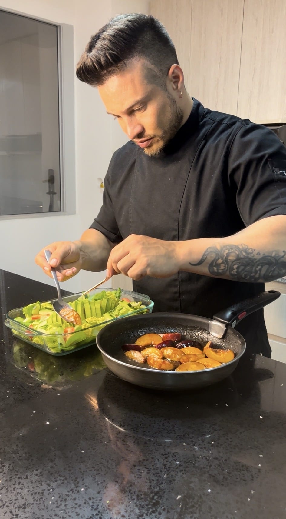 Chef Camilo emplatando una preparación de Raíz C&C en Medellín