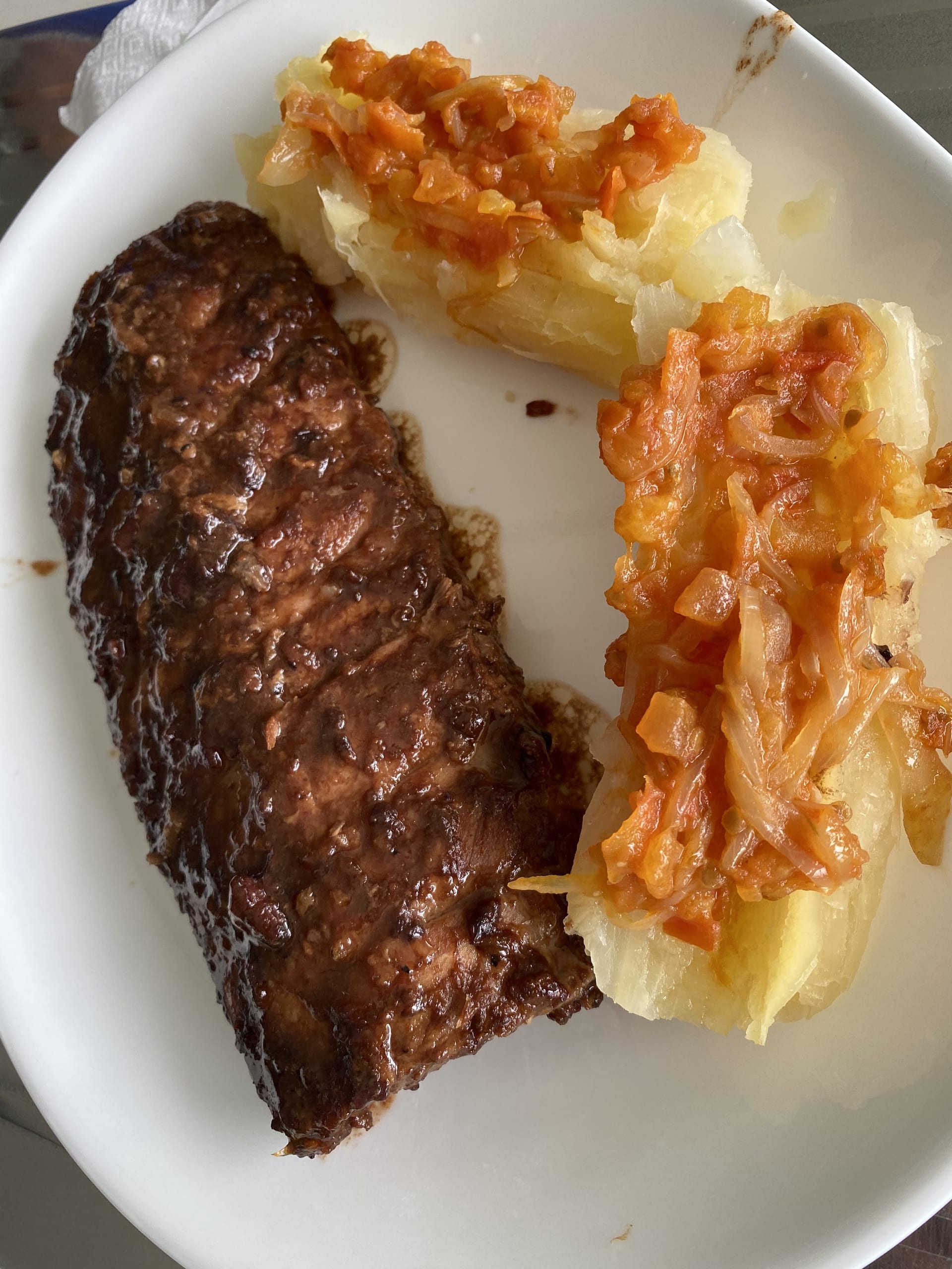 Costilla glaseada en cerveza y yuca en salsa criolla