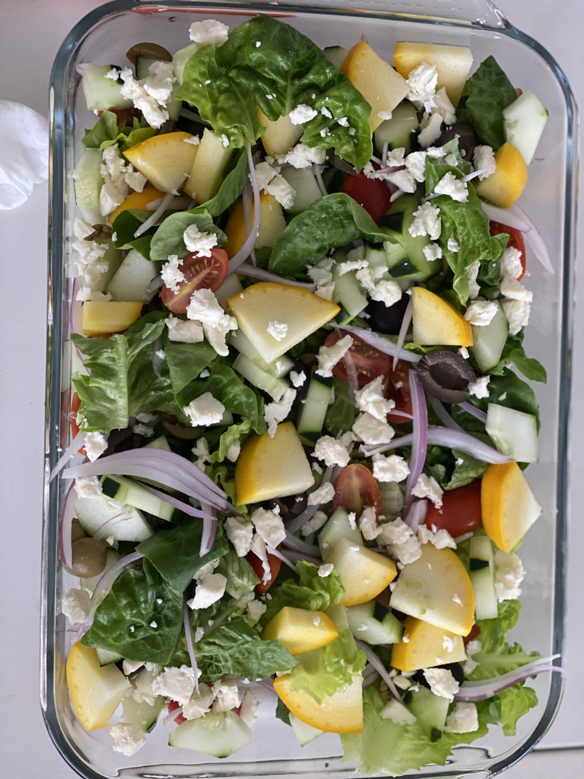 Ensalada de vegetales mediterránea con queso feta