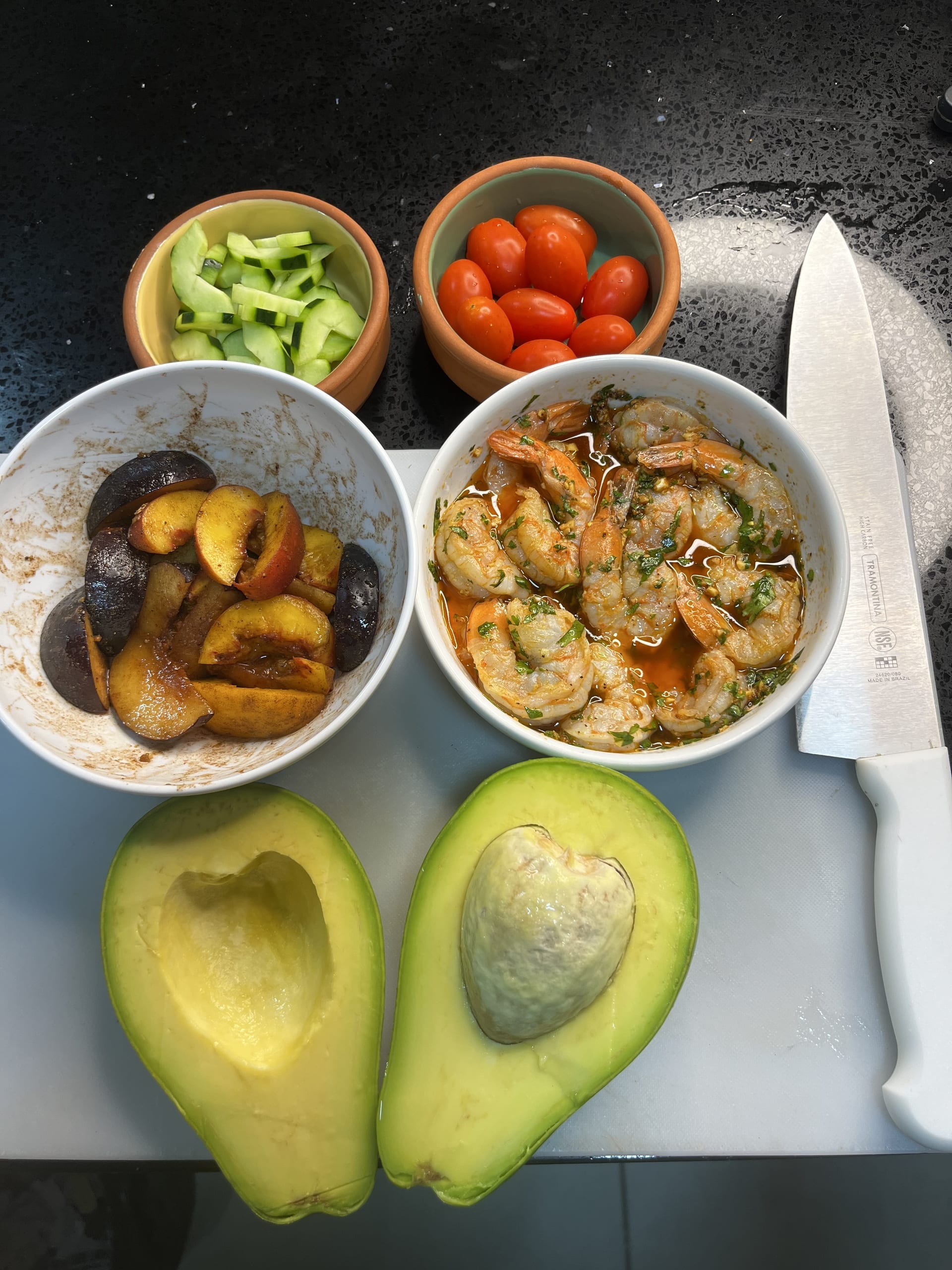 Ingredientes frescos con camarones y aguacate
