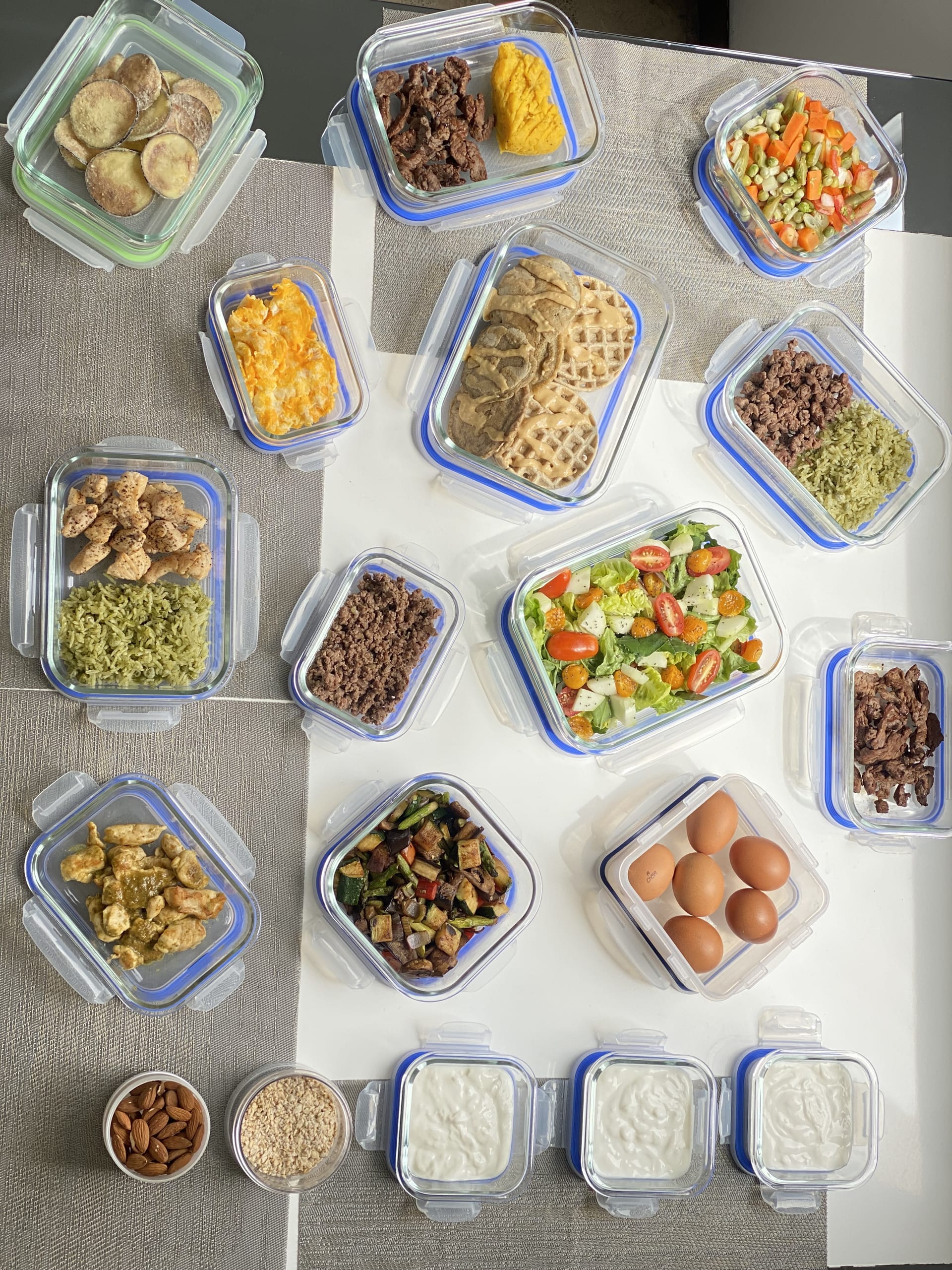 Recipientes de vidrio con meal prep organizado de Raíz C&C