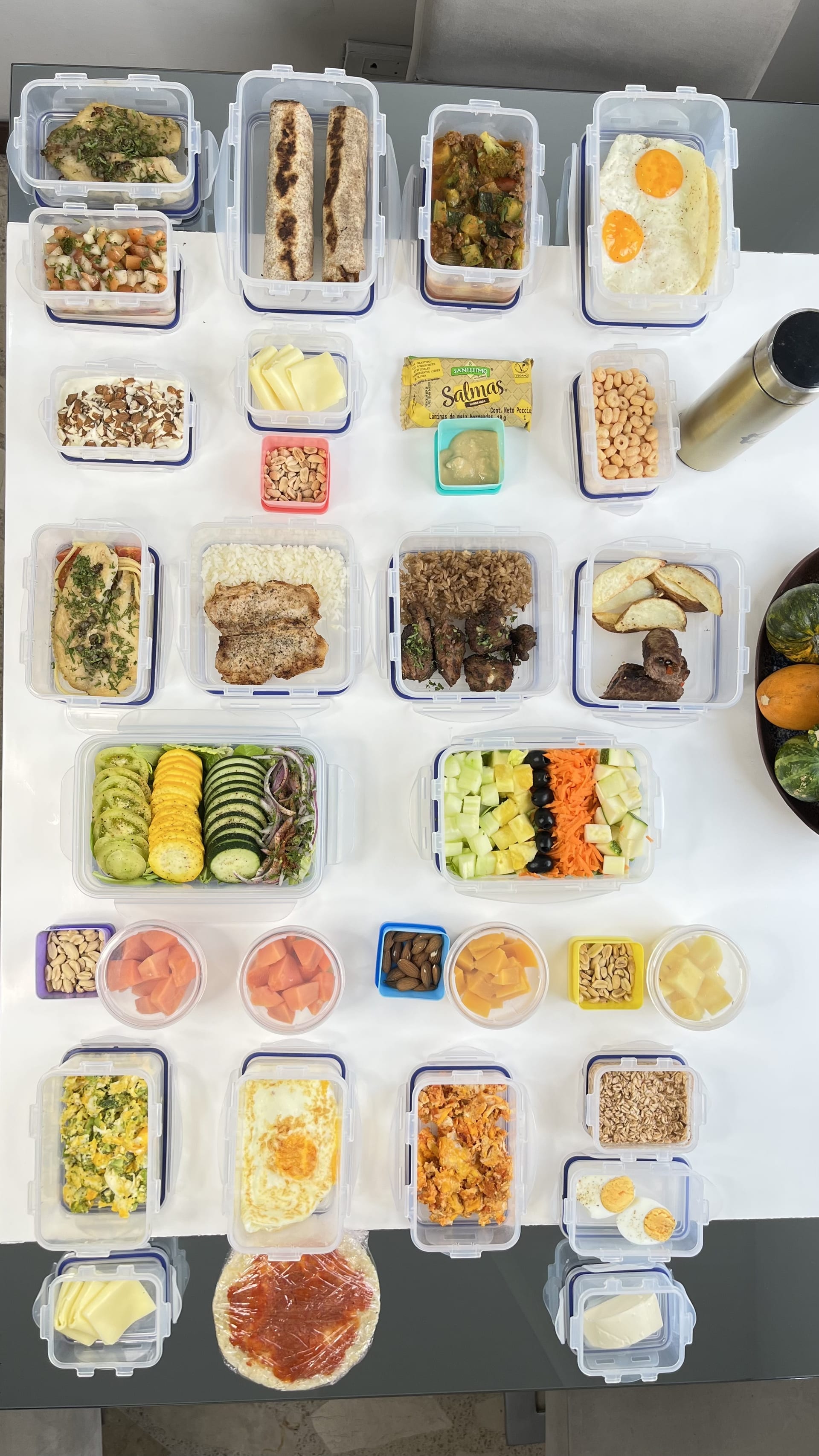 Meal prep semanal organizado en recipientes — Raíz C&C Medellín