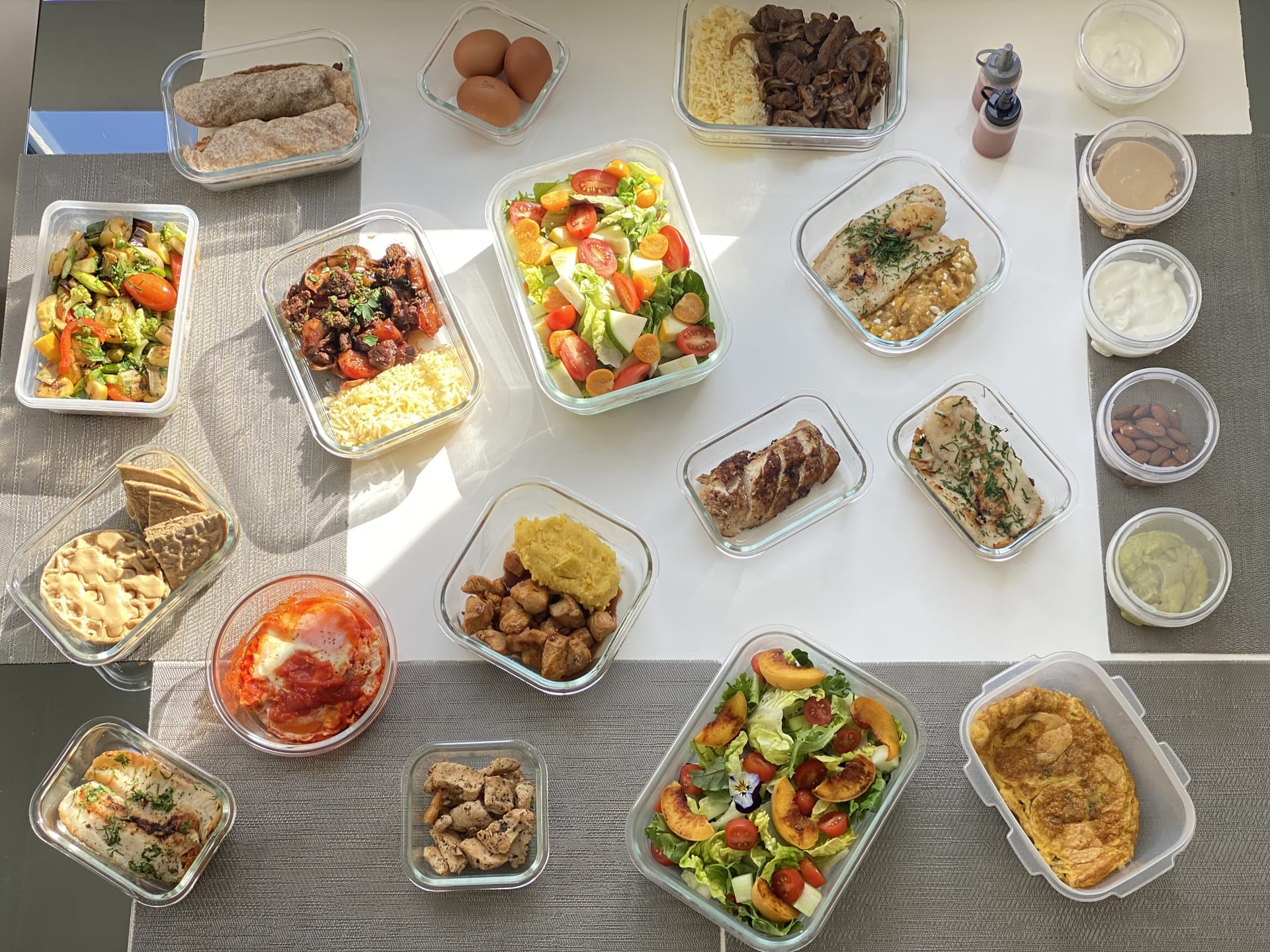 Variedad semanal de meal prep en recipientes