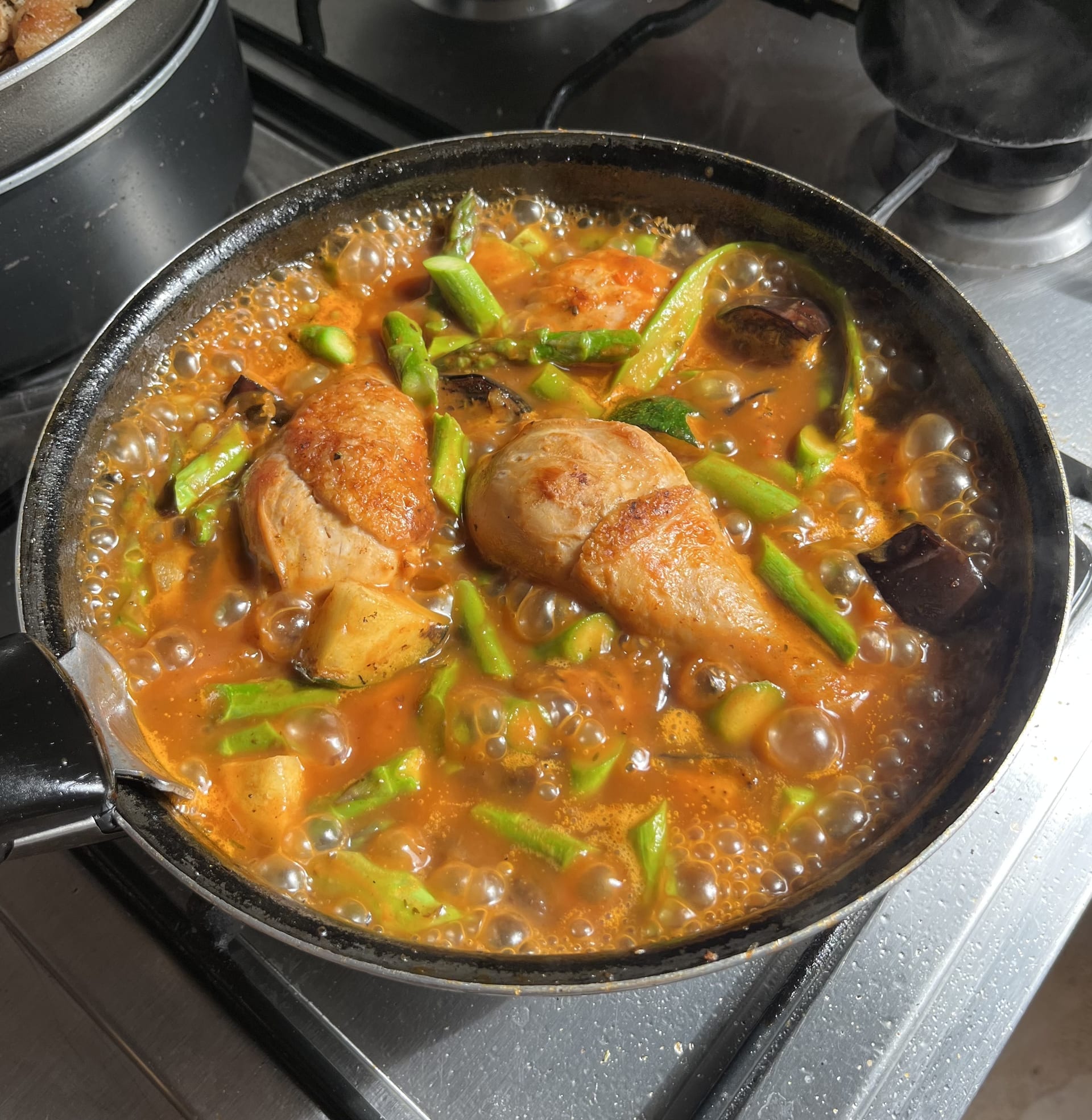 Pollo tomatado con espárragos