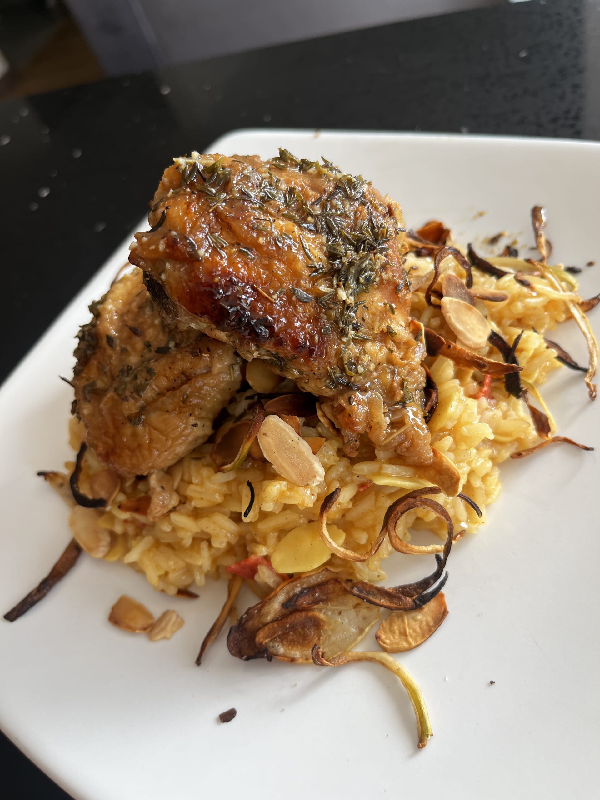Pollo al limón con finas hierbas y arroz almendrado