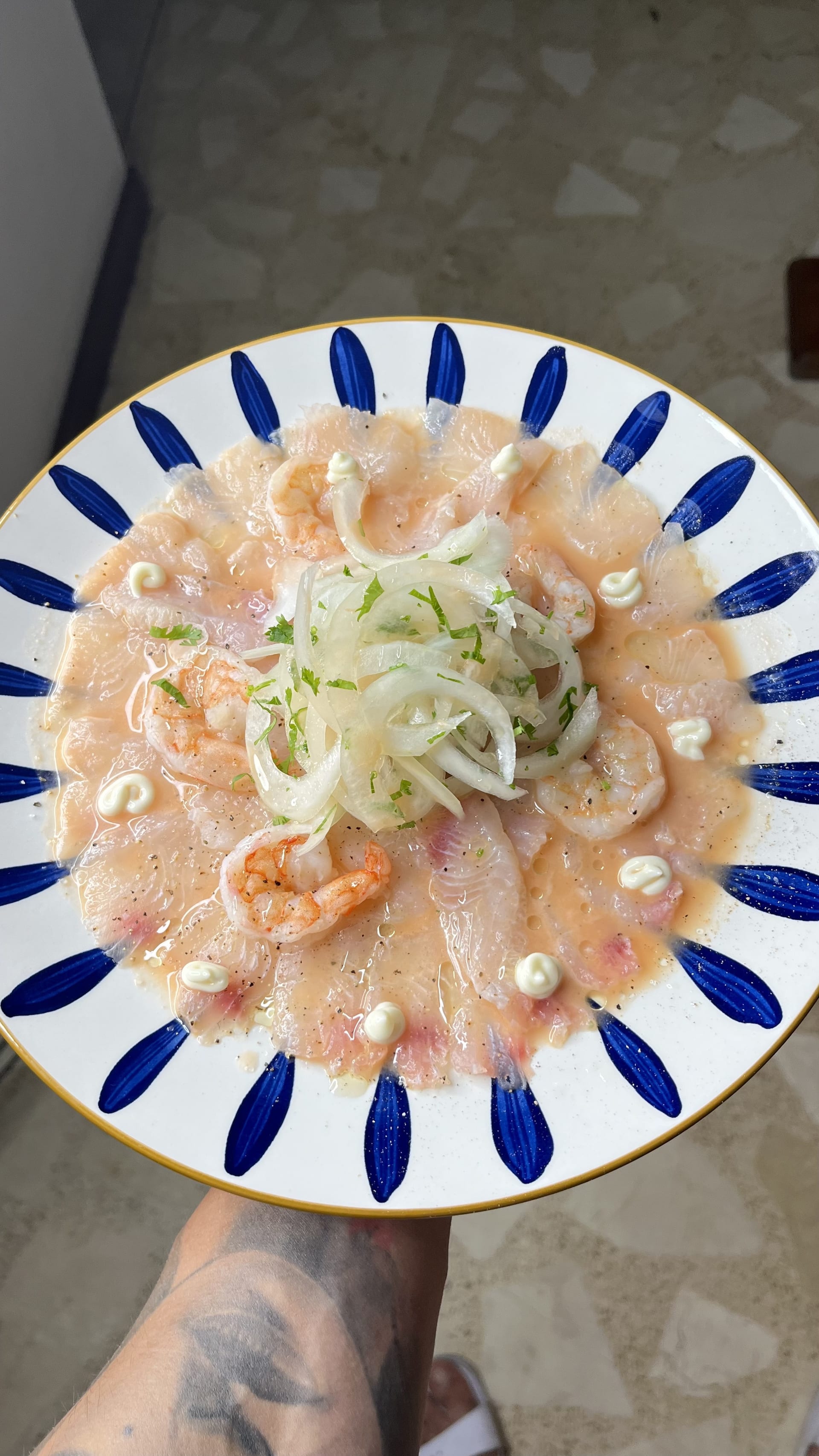 Tiradito de pescado y camarón de Raíz C&C